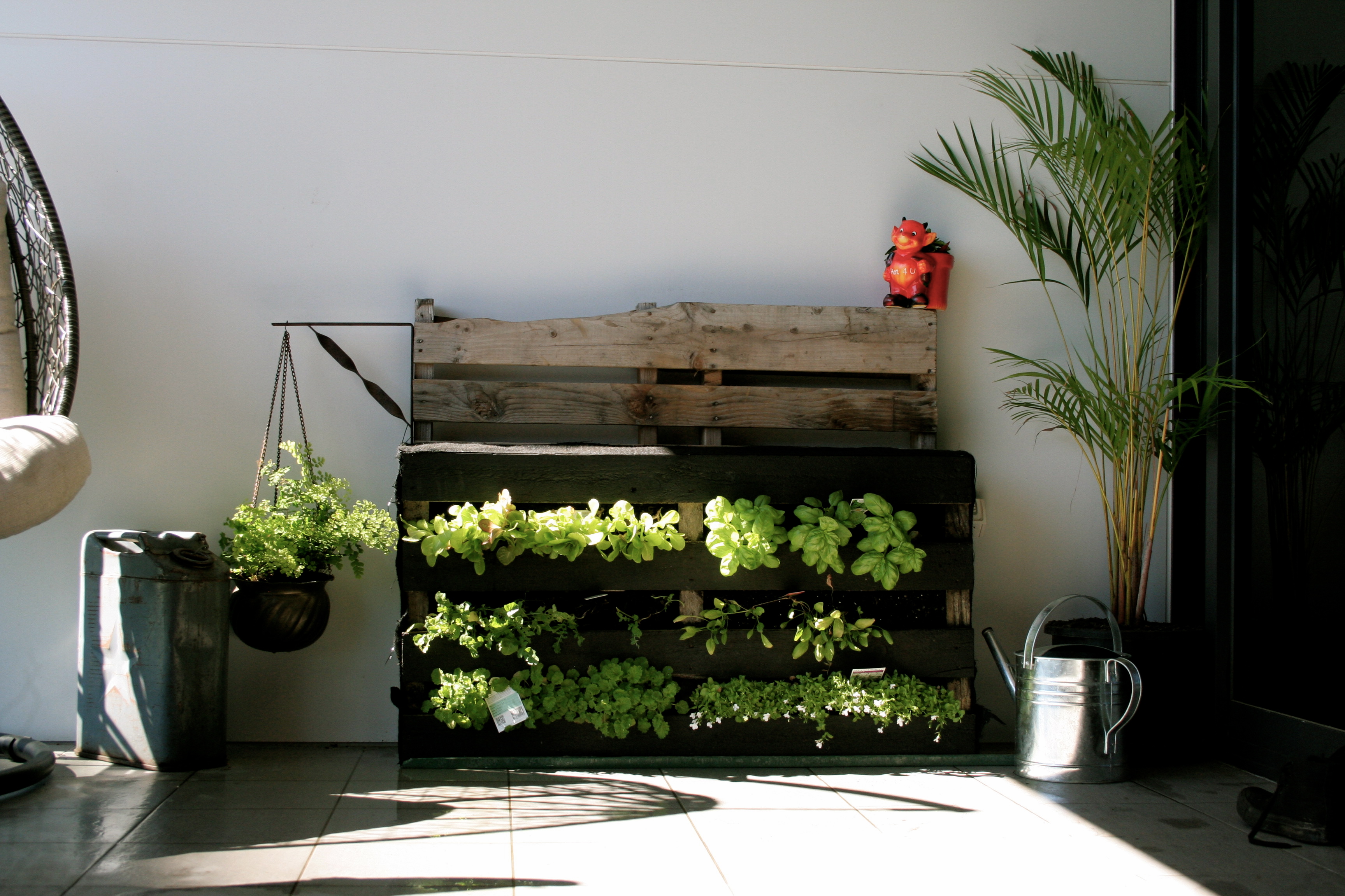  gardeners and DIY lovers – I give you my VERTICAL(!) Pallet Garden